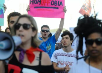 Ato contra a LGBTfobia e pela criminalização da homofobia, na praia de Copacabana - Foto: Tânia Rêgo/Agência Brasil