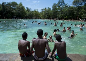 Brasilienses lotam o Parque Nacional, conhecido como Água Mineral, em dia de muito sol e calor: imprudência leva à morte - Foto: Marcelo Camargo/Agência Brasil