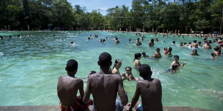 Brasilienses lotam o Parque Nacional, conhecido como Água Mineral, em dia de muito sol e calor: imprudência leva à morte - Foto: Marcelo Camargo/Agência Brasil