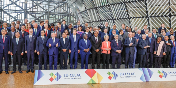 Presidentes e representantes posam para foto oficial: Celac e União Europeia divulgam declaração final - Foto: Ricardo Stuckert/PR