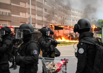 O governo francês enviou na sexta-feira cerca de 45 mil policiais para todo o país para tentar controlar a violência, mas não conseguiu - Imagem: Fotos Públicas