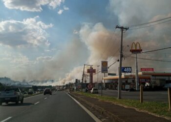 Fumaça do incêndio na área do Exército é vista na Rodovia Anhanguera. Fotos: Divulgação