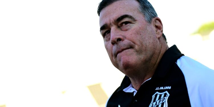 Pintado exalta primeiros 45 minutos e reclama de arbitragem contra o Vitória