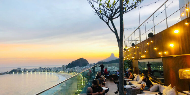Parte do rooftop do Hilton Copacabana com vista para o mar. Fotos: Jéssica Aquino/Divulgação