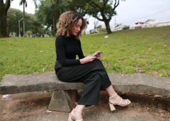 Roberta Galdino, jornalista, confere a sua playlist antes de ir ao trabalho: Spotify indica as preferências dos campineiros - Foto: Leandro Ferreira/Hora Campinas