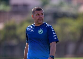 Técnico Umberto Louzer busca primeira vitória fora de casa no comando do Guarani na Série B - Foto: Thomaz Marostegan/Guarani FC