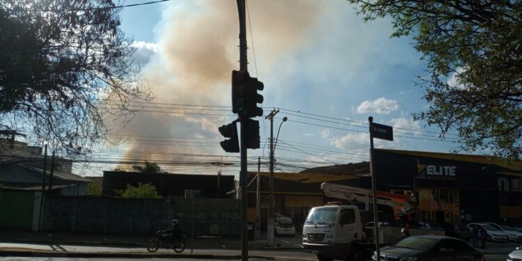 Coluna de fumaça avistada do Balão do Tavares: incêndio que ocorreu na área do Exército foi rapidamente controlado - Foto: Marcelo Pereira/Hora Campinas