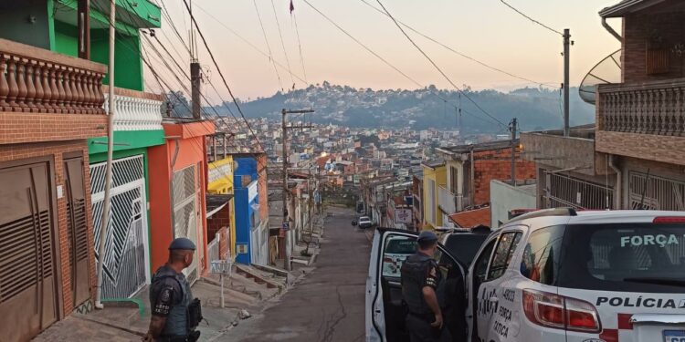 Policiais militares dão apoio para o cumprimento de mandados expedidos pela Justiça - Foto: Divulgação