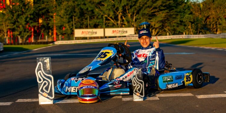 Primeiro título nacional do piloto foi conquistado no sábado (29/07), no Kartódromo Internacional Beto Carrero, em Penha - Foto: Leonardo Dias/Divulgação