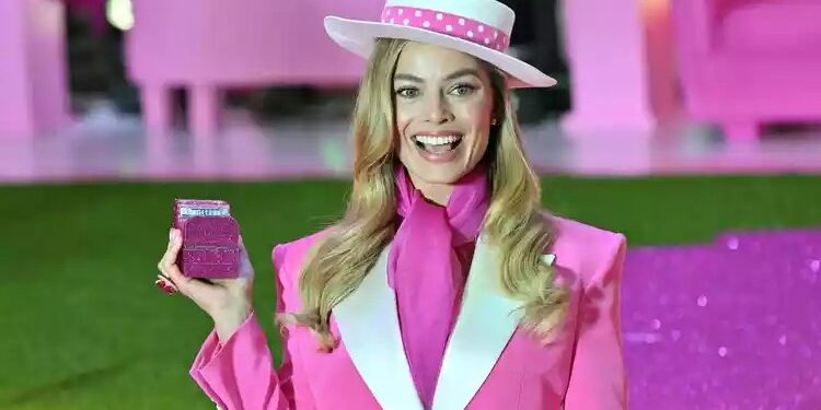 A atriz Margot Robbie na pele da Barbie ressalta o pink como a cor mais desejada do momento (Reprodução/Pinterest)