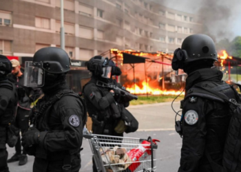 Distúrbios continuam acontecendo em vários locais de França - Foto: Fotos Públicas/Departamento de Polícia França