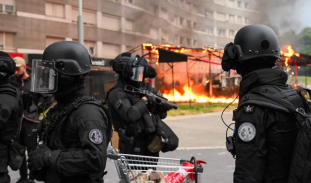 Distúrbios continuam acontecendo em vários locais de França - Foto: Fotos Públicas/Departamento de Polícia França