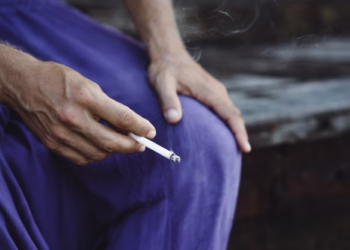 Câncer de bexiga: homens brancos, com mais de 60 anos, e que fazem uso de tabaco, precisam reforçar a atenção com a saúde - Foto: Freepik