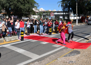 Ação incentiva o respeito ao uso da faixa de pedestres - Foto: Divulgação PMC