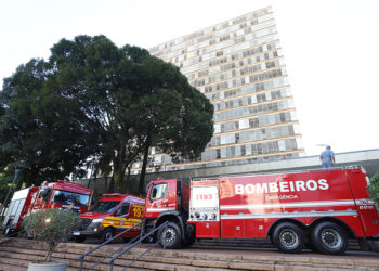 Dois caminhões vieram do governo do Estado e a ambulância de resgate por meio de convênio do Estado com o governo federal - Foto: Fernanda Sunega/PMC/Divulgação