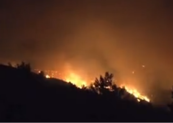 Um grande incêndio devasta a ilha grega de Rodes e força a evacuação de moradores e turistas. Foto: Reprodução