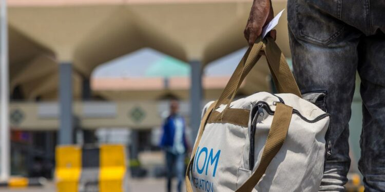 Migrantes retidos se preparam para embarcar no voo de retorno humanitário voluntário da OIM para a Etiópia. Foto: OIM Iêmen/Rami Ibrahim