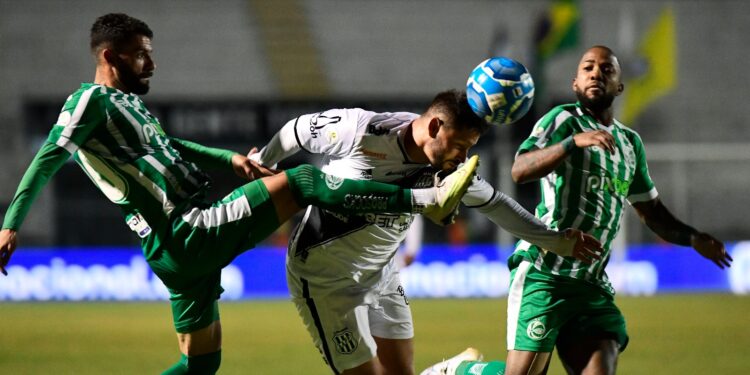 A Macaca não passou de um empate sem gols com o Juventude no Majestoso. Fotos: Marcos Ribolli/Ponte Press