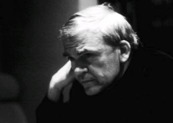 Milan Kundera: “A Insustentável Leveza do Ser” é a obra mais aclamada - Foto: Reprodução/Elisa Cabot/Wikimedia