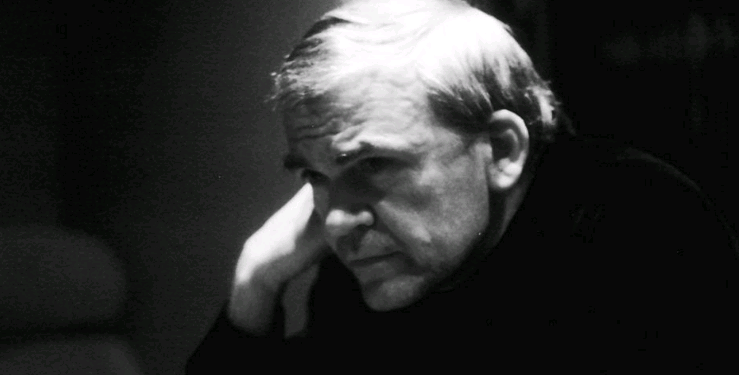 Milan Kundera: “A Insustentável Leveza do Ser” é a obra mais aclamada - Foto: Reprodução/Elisa Cabot/Wikimedia