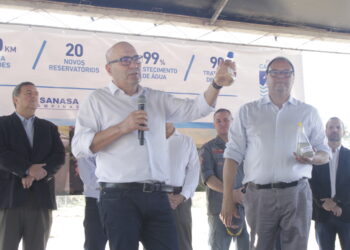 O prefeito Dário e o presidente da Sanasa Manuelito Magalhães: nova estação será grande produtora de água de reúso - Foto: Manoel de Brito/Divulgação PMC