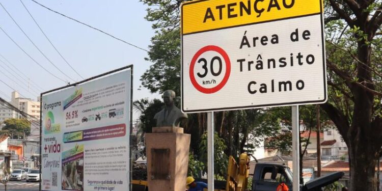 Placas indicam que local é área de trânsito calmo - Foto: Divulgação