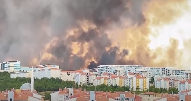 Incêndios na Grécia instigam ódio racista nas redes sociais