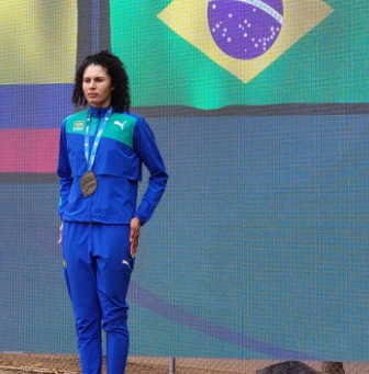 Valdileia Martins, atleta da Orcampi, é campeã sul-americana do salto em altura