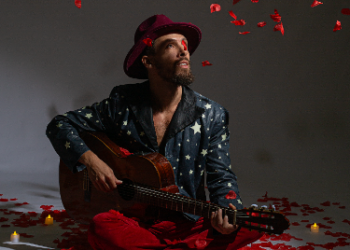 Com voz e violão, o cantor faz uma seleção de canções -Foto: Vinicius Moreira/Divulgação