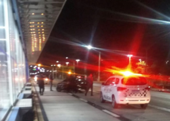 Astra preto colidiu contra a estrutura da Estação Roseira durante perseguição policial - Foto: Divulgação