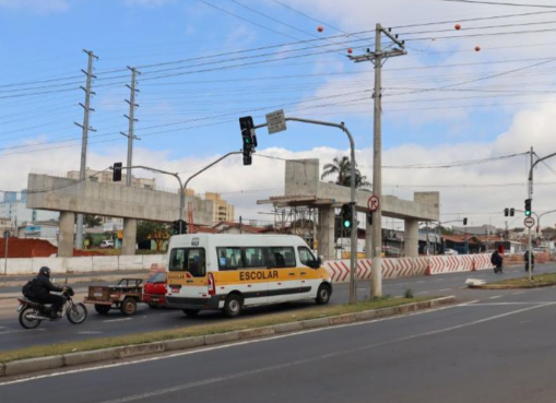Avenida John Boyd Dunlop tem bloqueio de tráfego nesta quarta-feira
