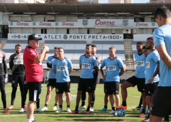 Técnico Pintado dá instruções aos jogadores: duelo contra o Criciúma acontece nesta quarta-feira - Foto: Diego Almeida/Ponte Press