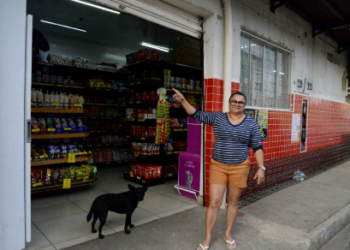 Francisca Matos de Lima, proprietária de uma padaria e mercearia no bairro - Foto: Toninho Almeida/Cohab