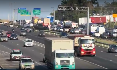Acidente e excesso de veículos provocam congestionamento na Anhanguera