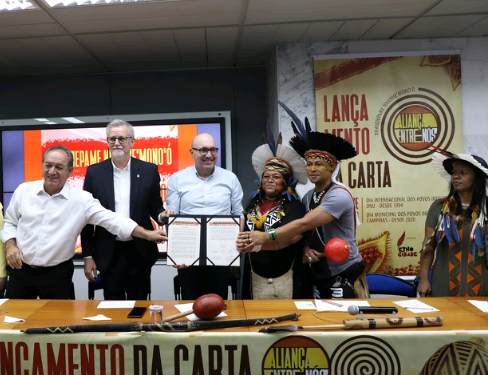 Assinatura de Carta: lideranças dos povos indígenas foram recebidas na Sala Azul - Foto: Fernanda Sunega/Divulgação PMC