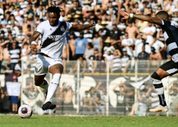 Matheus Jesus marcou um dos gols da vitória por 3 a 0 sobre o XV em Piracicaba, pelas semifinais da Série A2. Fotos: Marcos Ribolli/Ponte Press