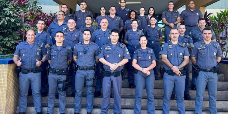 Os policiais do 8º Batalhão da Polícia Militar do Interior (BPMI) com a Tenente Coronel PM Cássia à frente Foto: Reprodução/Facebook