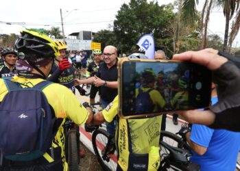 Prefeito Dário Saadi participa da inauguração danova rota para os ciclistas. Foto: Adriano Rosa/PMC
