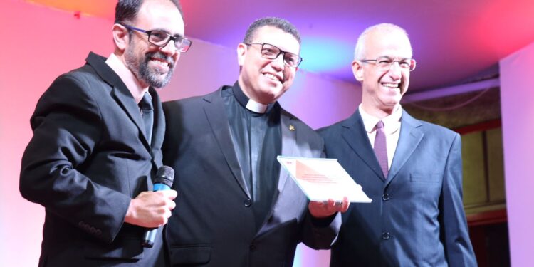 Prêmio "Escola Pioneira do Desafio de Inovação Instituto 3M”, concedido ao CPDB. Foto: Simone Cássia da Silva/Divulgação