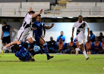 O meia Elvis e o atacante Eliel, em ação na partida contra o Londrina: meia na bronca com o futebol pragmático da equipe. Fotos: Marcos Ribolli/PontePress