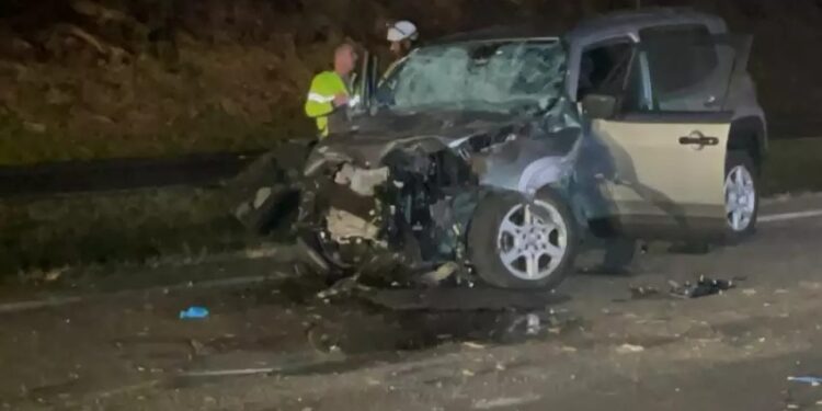 O carro, um Peugeot, ficou completamente destruído - Foto: Reprodução