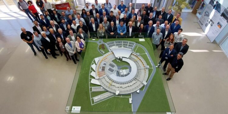 Comitiva formada por cerca de 100 empresários associados e lideranças do Ciesp visitaram as instalações do superlaboratório Sírius - Foto: Divulgação