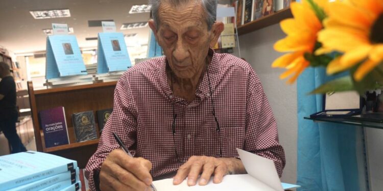 Francisco Borel em lançamento do livro: autor, hoje com 86 anos, mora em São Paulo com a filha desde novembro do ano passado -Fotos: Divulgação