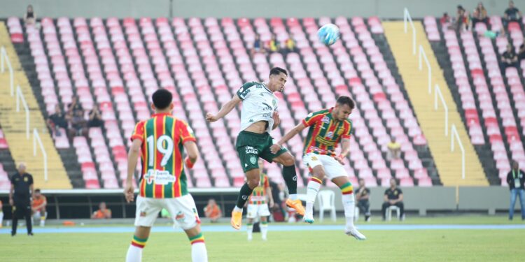 Lance da partida: com o resultado de igualdade, o Guarani chegou aos 41 pontos, mas continua na 7ª colocação, a dois pontos de distância do G4 - Foto: Ronald Felipe/SPFC
