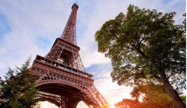 Ameaça de bomba leva autoridades a fechar Torre Eiffel ao público neste sábado