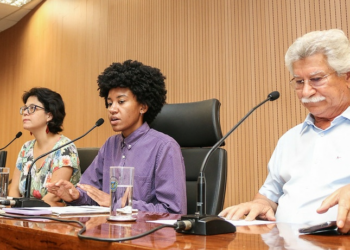 A vereadora Paolla Miguel (centro): iniciativa de propor audiência pública para discussão do tema - Foto: Câmara Municipal de Campinas