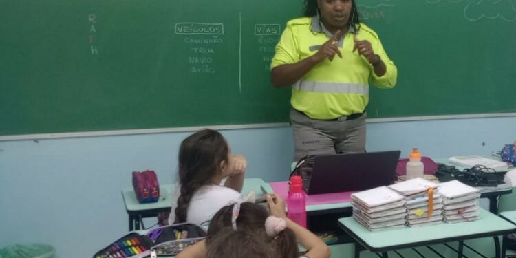 Crianças recebem instruções sobre comportamento seguro no trânsito nas escolas de Campinas Foto: Divulgação