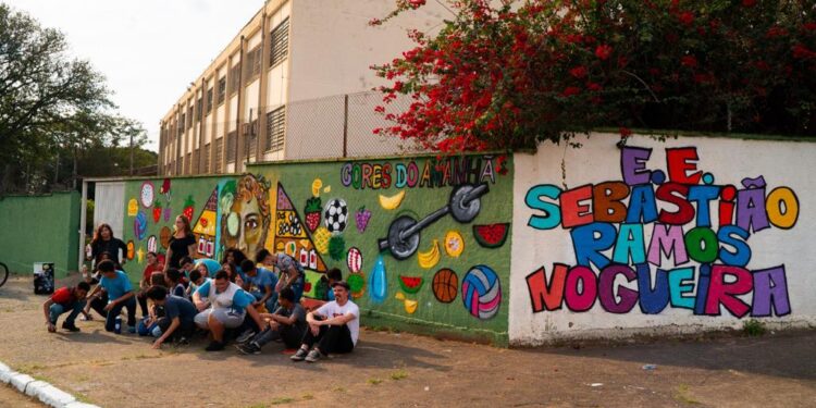 Grupo envolvido no “Cores do Amanhã”. Fotos: Divulgação/Murilo Alves (Horizonte)
