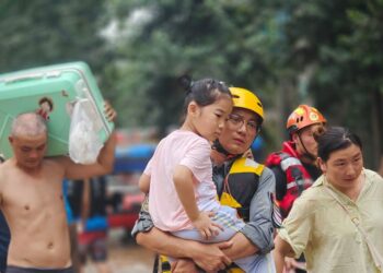 Uma equipe de resgate civil transfere pessoas cercadas por enchentes em Zhuozhou, província de Hebei, China. Foto: Onu News/Shi Hanwei