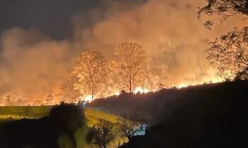 A proporção das chamas chamou a atenção de quem passava pelas proximidades Foto: Reprodução/redes sociais